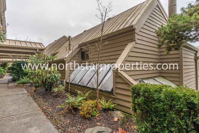 Building Photo - Stunning Riverfront Townhome in Sellwood