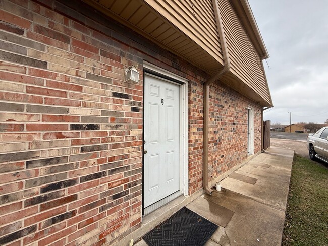 Building Photo - 2304 Wales Cir
