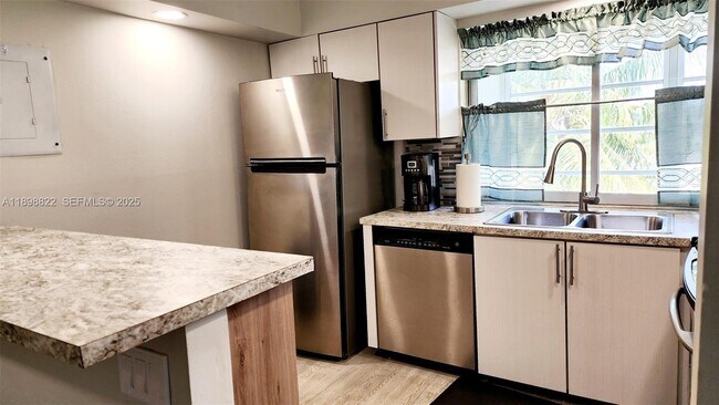 Building Photo - 9101 Lime Bay Blvd