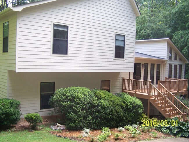 Building Photo - RENOVATED CUL-DE-SAC SPLIT LEVEL IN LASSIT...