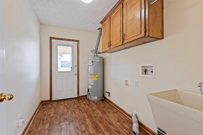 Foto del edificio - 727 Sweet Ridge Rd