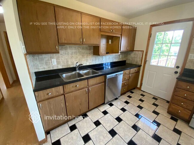 Foto del edificio - 327 Hemlock Ave