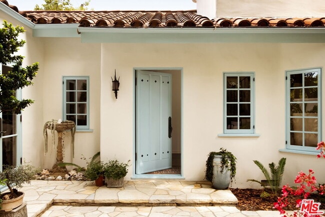 Building Photo - 462 Mesa Rd