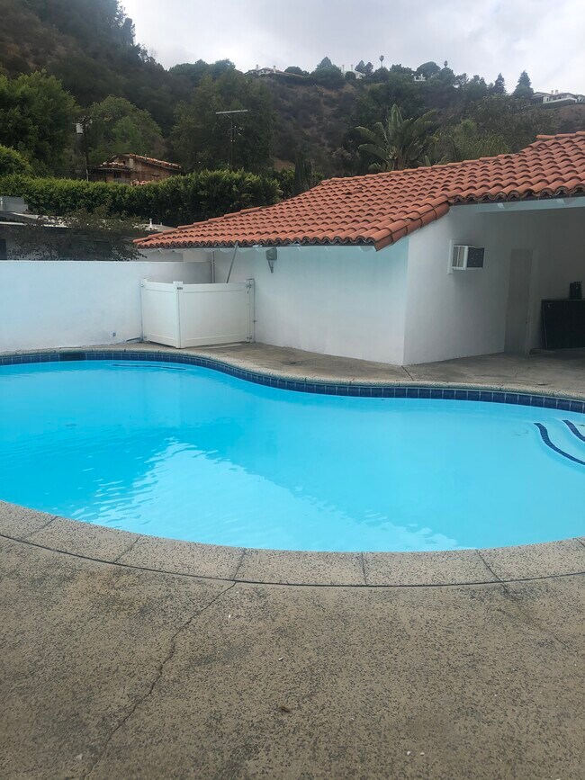 Building Photo - 2054 N Beverly Dr