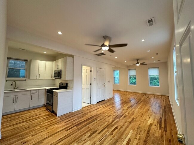 Foto del edificio - 1452 N Greenview Ave
