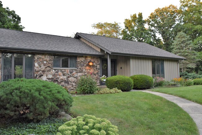Building Photo - 32 Covered Bridge Rd