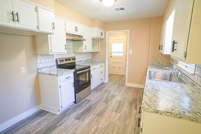 Foto del edificio - 3 bed, 1 1/2 bath home near the campus of the University of Oklahoma