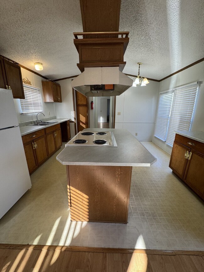 Foto del edificio - "Charming 2-Bed, 2-Bath in Hendersonville.