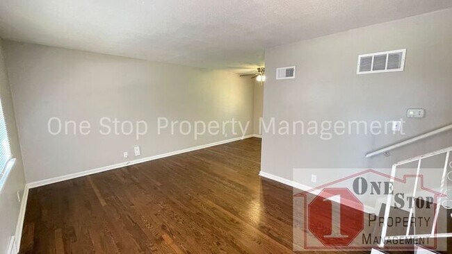 Foto del edificio - Beautiful 3 Bedroom / 2 Bathroom Duplex in...