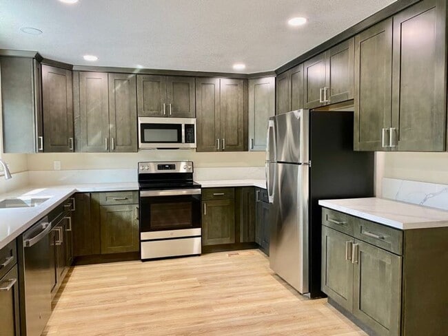 Foto del edificio - RECENTLY RENOVATED 4 BED, 2.5 BATH HOME ON CORNER LOT