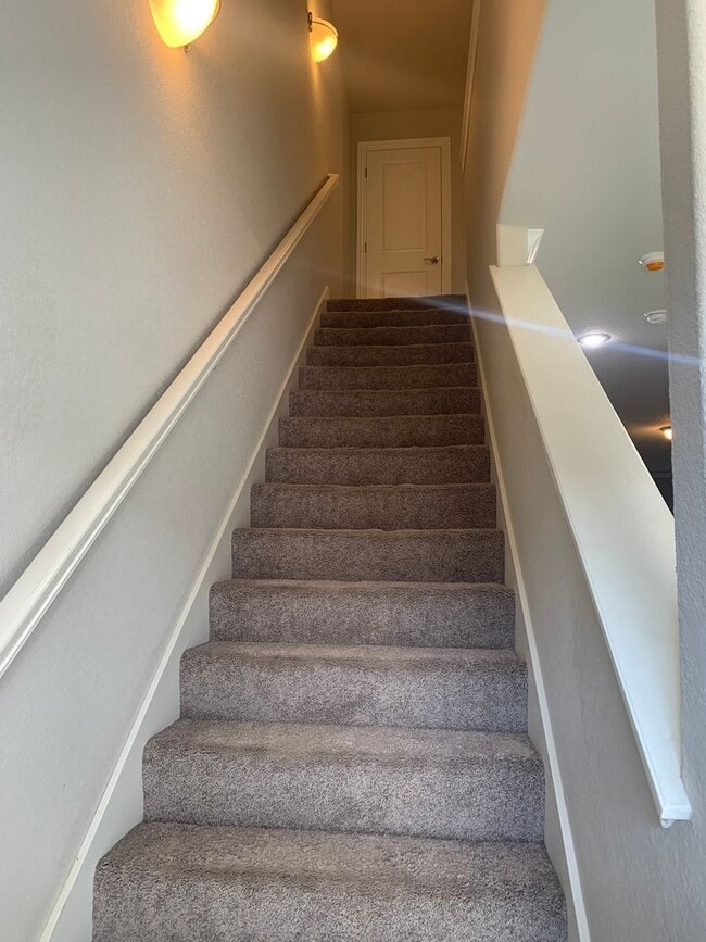 Building Photo - 3 Bedroom, 2 Bath, Single car garage Townhouse for rent***MOVE IN SPECIAL***