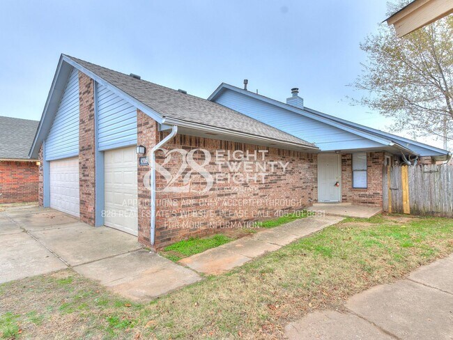 Foto del edificio - Now Touring & Available for Move in! 3 Bed/1.5 Bath Duplex in West Norman!