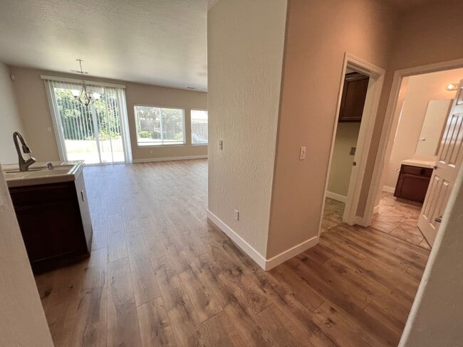 Building Photo - $2,350 Fowler & Shields, 3 Bedrooms - E Co...