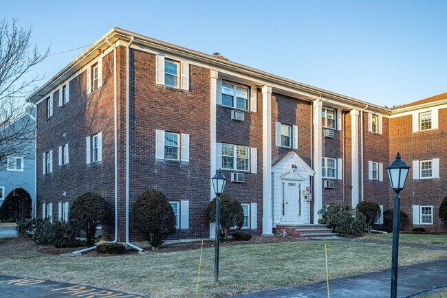 Building Photo - 130 Parker St