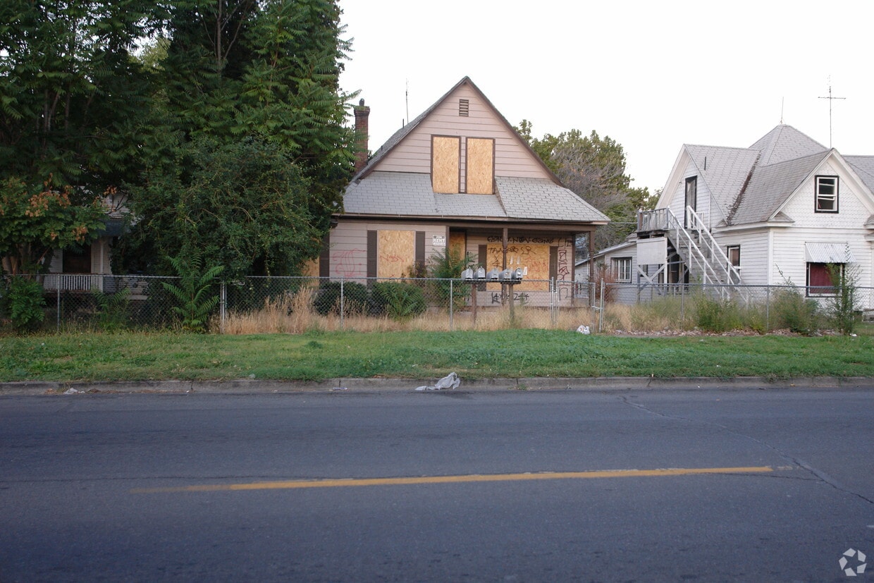 Building Photo - 111 N Naches Ave