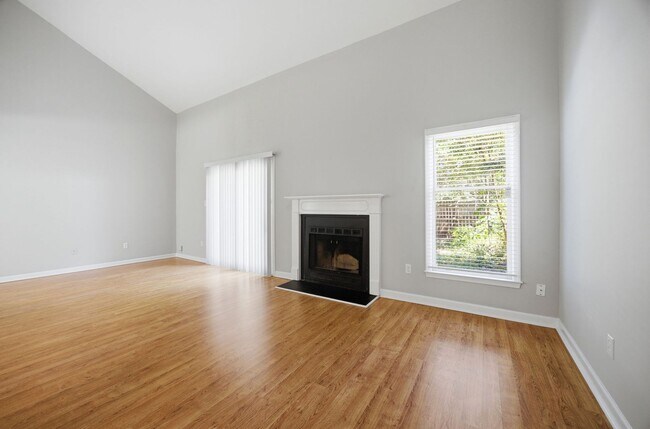 Foto del edificio - Beautiful Durham 2 Bed Condo | Minutes from RTP & Southpoint