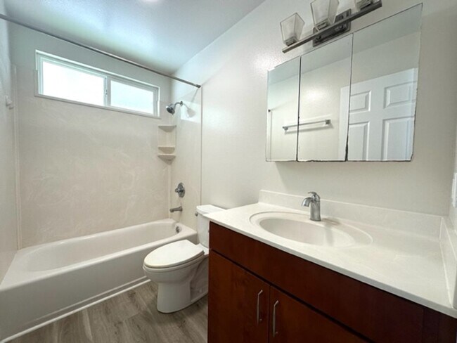 Foto del edificio - 3 Bedroom, 2 Bathroom House (Makiki / Puna...