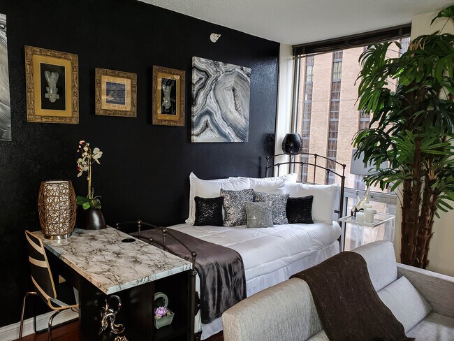 Day Bed in living Room - 222 Columbus N Dr