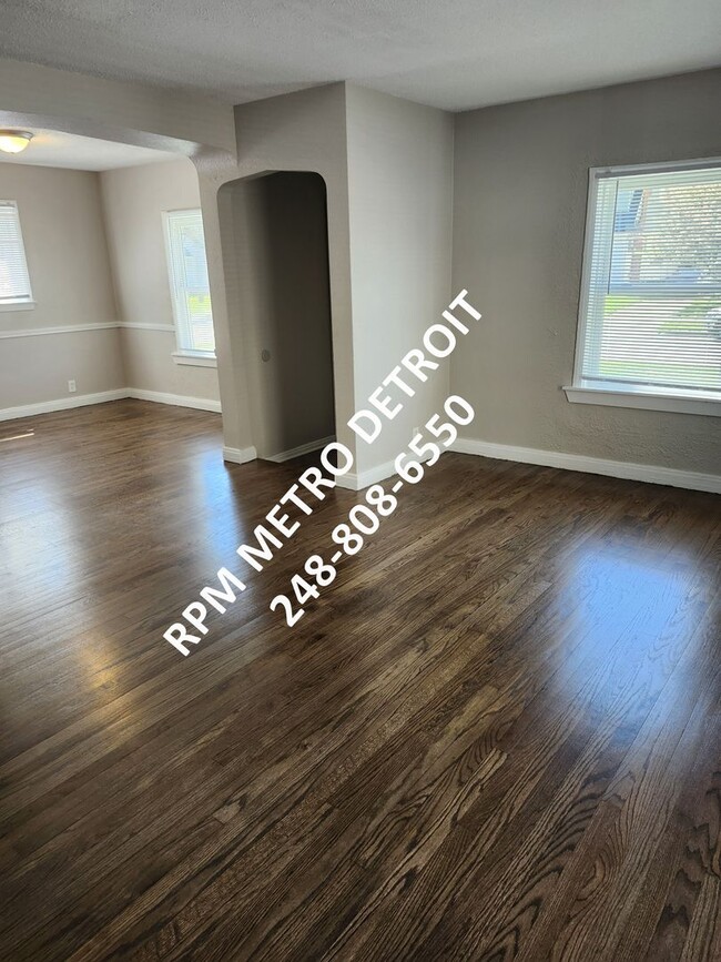 Foto del edificio - JUST RENOVATED EAST SIDE DETROIT HOME