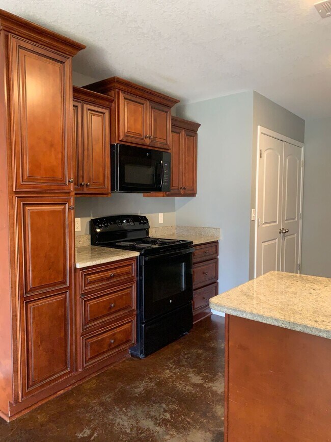 Foto del edificio - "Charming 2-Bedroom Gem with Granite Elegance in Brookland – 940 Sq Ft of Comfort at 207 S. Holman!"