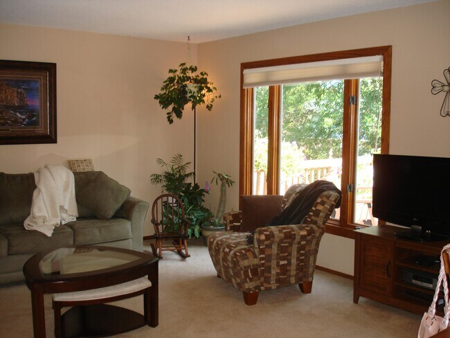Foto del edificio - Spacious 3 Bedroom 2 Bath Townhome in Inve...