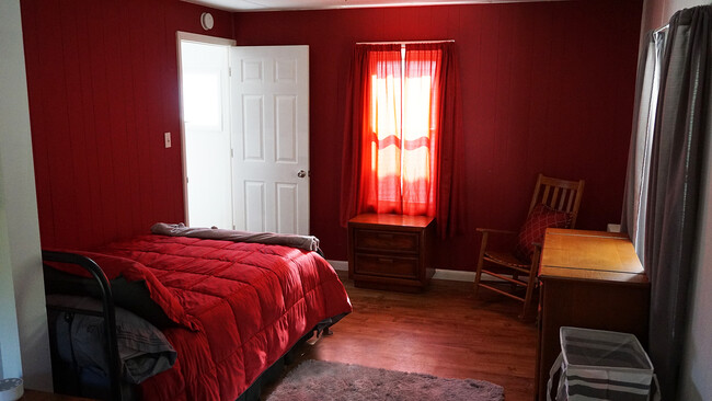 Double bed - 1230 Dundaff St