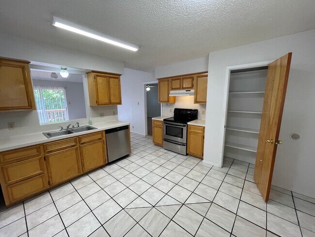 Building Photo - NEW ON MARKET