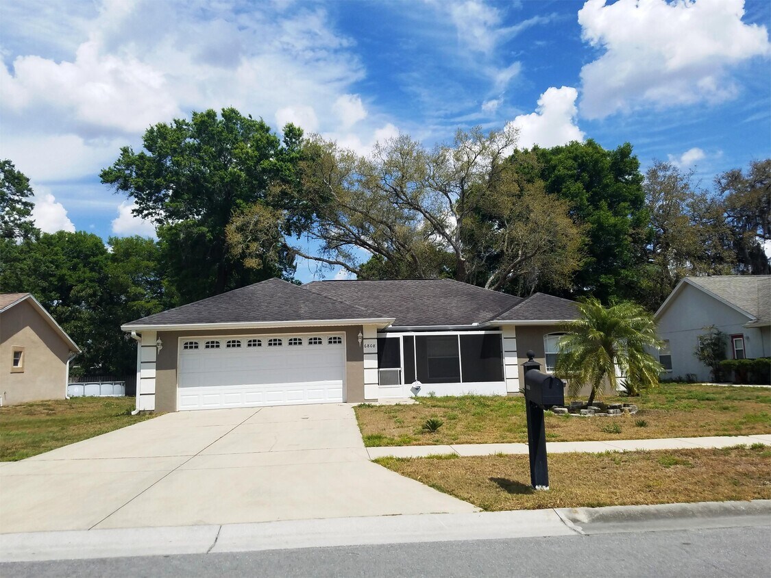 6808 Oakcrest Ln, Zephyrhills, FL 33541 House Rental in Zephyrhills