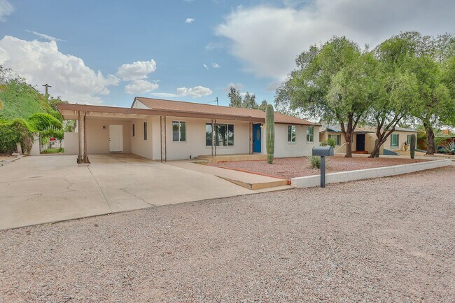 Foto del edificio - 4 Bedroom 2 bath with 2 car garage