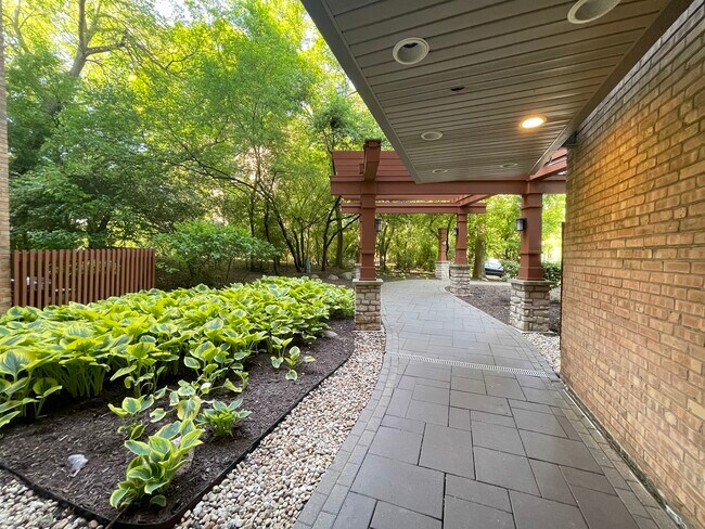 Building Photo - 5900 Oakwood Dr