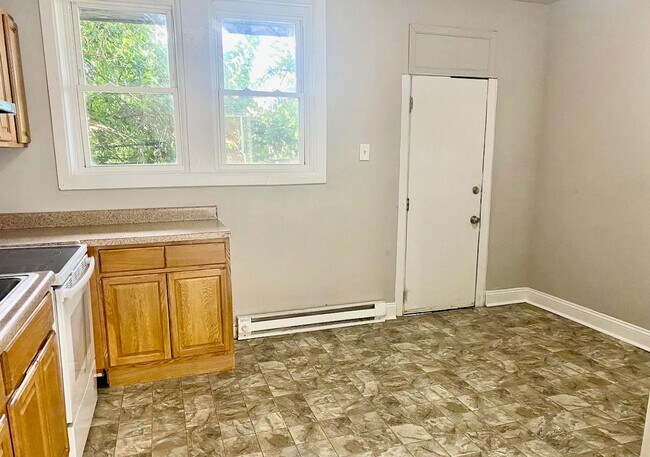 Building Photo - 2 Bedroom Home