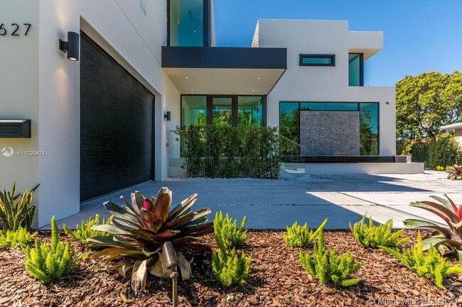 Building Photo - 627 Sabal Palm Rd
