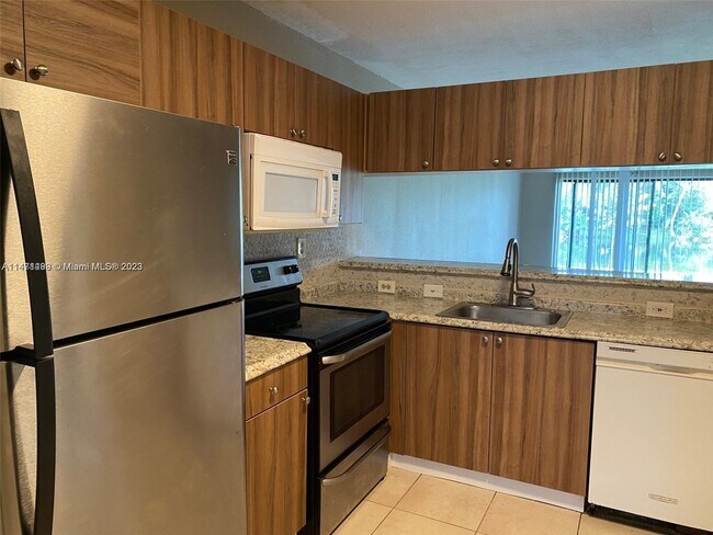 Foto del edificio - 9833 Nob Hill Ct