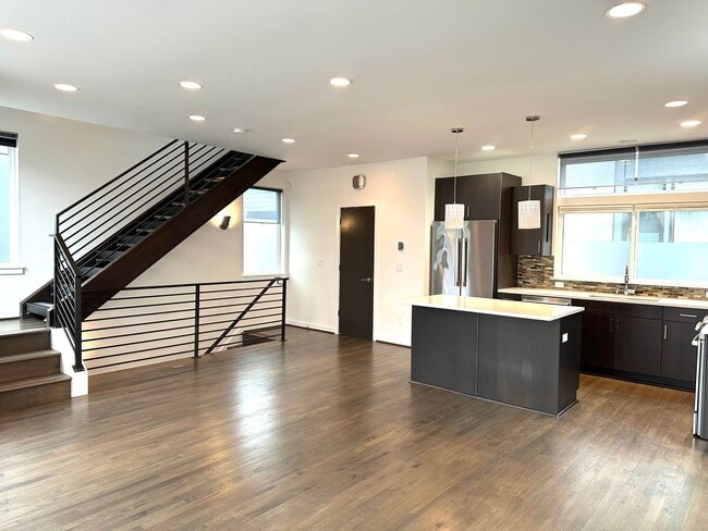 Building Photo - New Listing!! Stunning 3 Bed, 2.5 Bath, Ba...