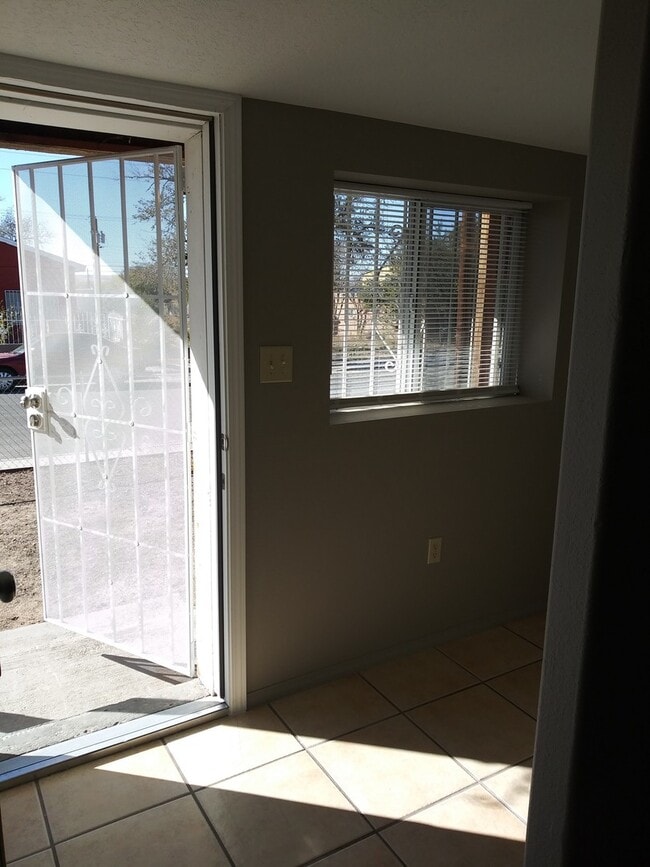 Building Photo - Renovated super cute 2 bedroom home