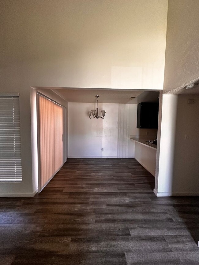 Building Photo - 3 Bedroom 1.5 Bathroom Condo