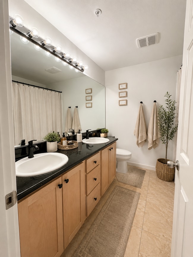 Building Photo - Beautifully updated end-unit townhome just one block from Progress Lake.