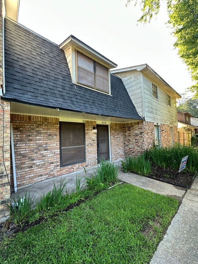 Building Photo - 2 Bedroom, 1.5 Bathroom, 2 Car Garage Cond...
