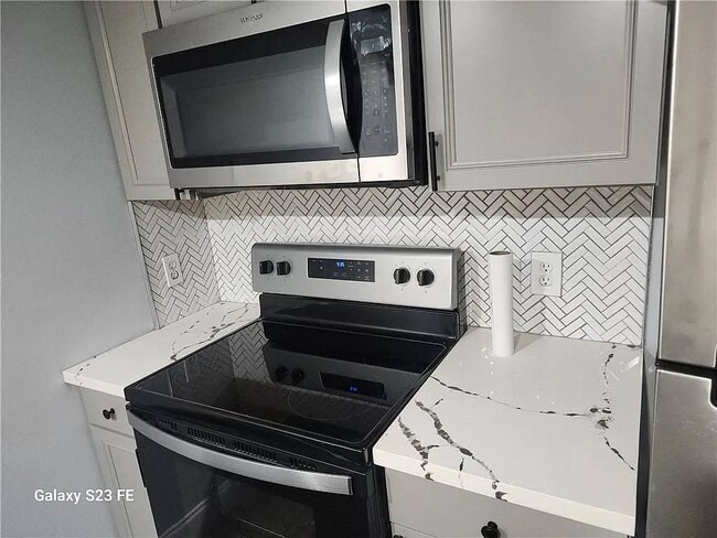 Building Photo - 324 Camelia Ave