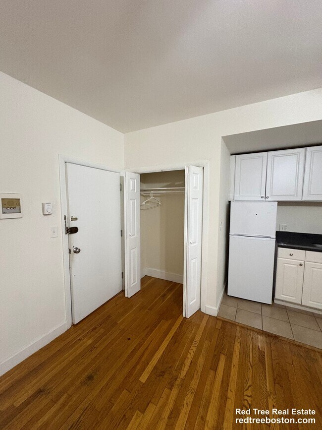 Building Photo - 529 Beacon St