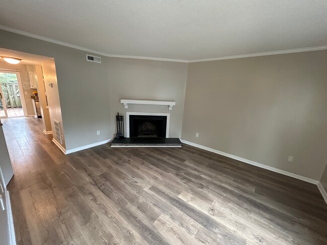 Foto del edificio - 5803 Shady Grove Cir