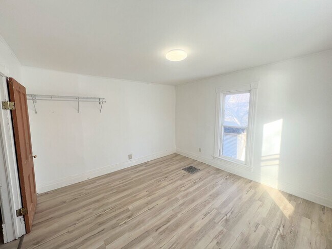 Building Photo - 4 Bedroom Home With Garage