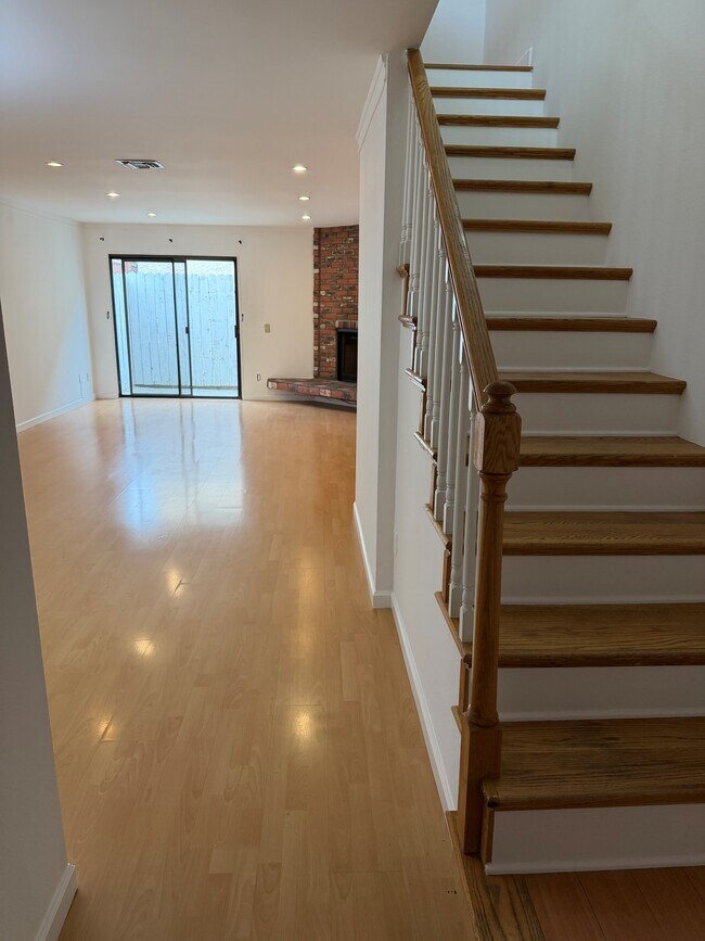 Foto del edificio - 557 E Tujunga Ave