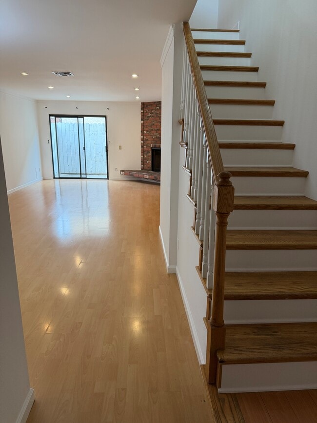Building Photo - 557 E Tujunga Ave