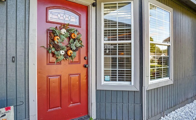 Foto del edificio - Charming and Conveniently Located Townhome...