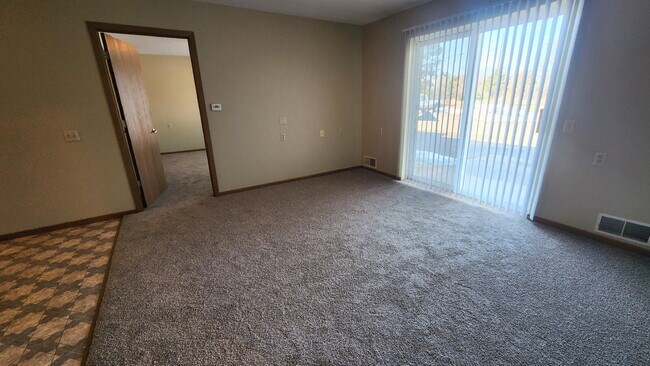 Foto del edificio - Large 2 Bedroom, 1 1/2 Bathroom Apartment - Lower Level End Unit