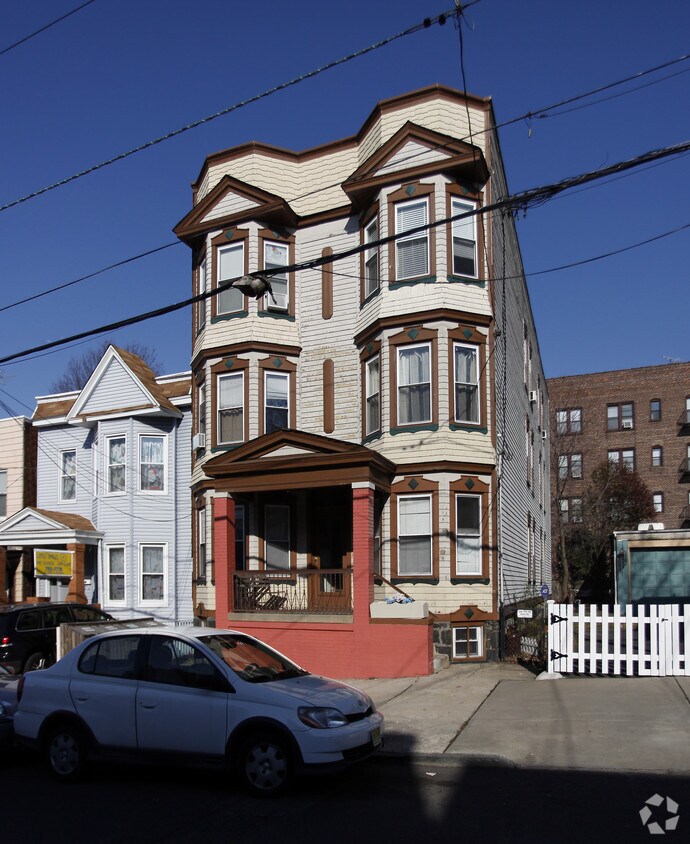 Building Photo - 68 Beach St