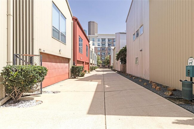 Building Photo - 823 Saulnier St