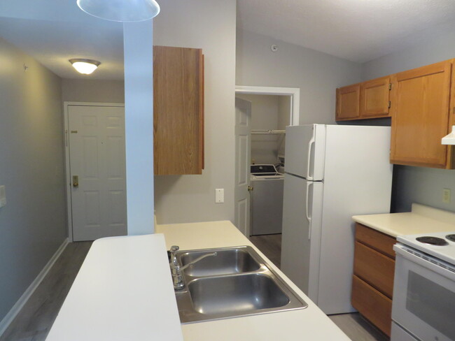 Foto del edificio - 460 Lakeview Dr