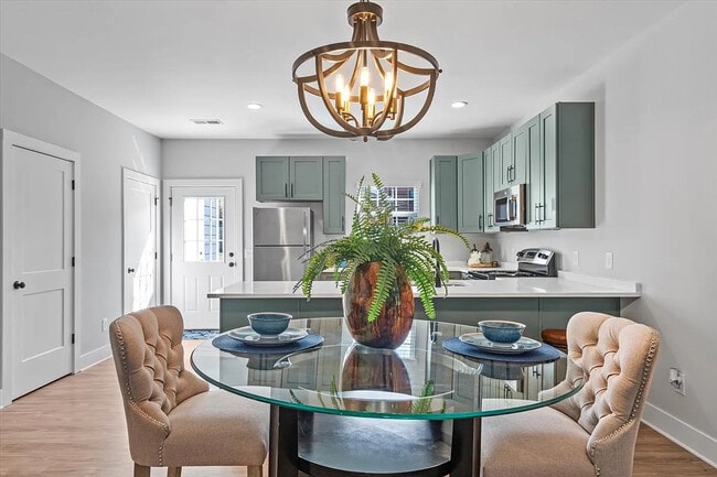 Foto del edificio - Room in Townhome on St James St NW